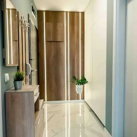 Sky + Free Garage Apartment *