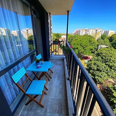 Sky + Free Garage Apartment